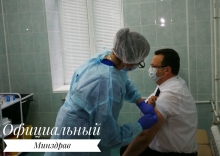 Министр здравоохранения привился вакциной от коронавируса, выпущенной на РУП «Белмедпрепараты»